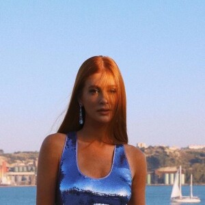 O look azul de lantejoulas usado por Marina Ruy Barbosa em Portugal é da grife TOm Forf e custa R$ 10 mil