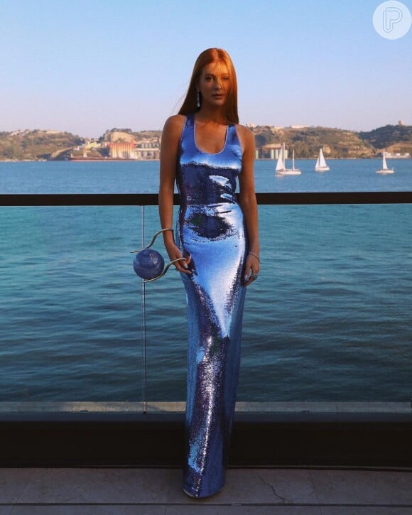 O look azul de lantejoulas usado por Marina Ruy Barbosa em Portugal é da grife TOm Forf e custa R$ 10 mil