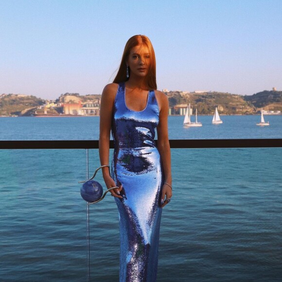 O look azul de lantejoulas usado por Marina Ruy Barbosa em Portugal é da grife TOm Forf e custa R$ 10 mil