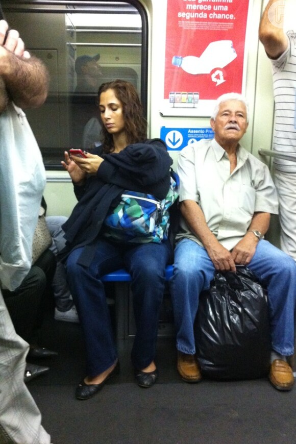 Camila Pitanga já foi vista mais de uma vez usando o metrô em São Paulo