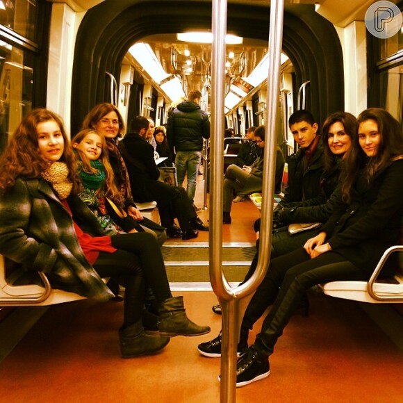 William Bonner tirou foto da família no metrô de Paris, durante férias na cidade
