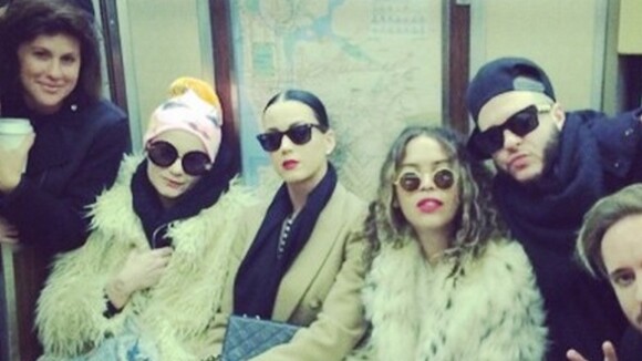 Katy Perry anda de metrô com amigos antes de festa de Réveillon de Rita Ora
