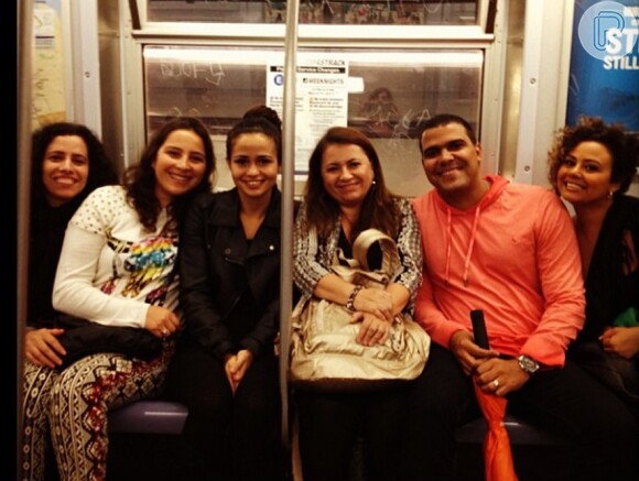 Nanda Costa andou de metrô em Nova York, durante uma viagem à cidade