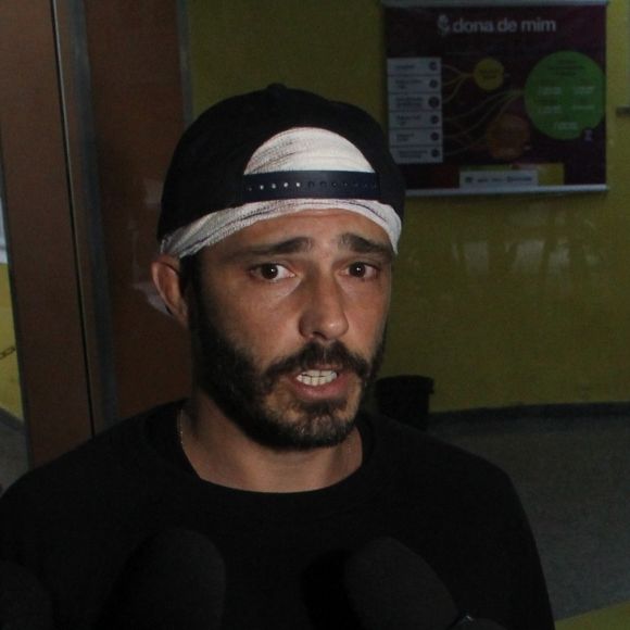 Vídeo mostrou Thiago Rodrigues caindo sozinho ao tentar se sentar em uma barraca de feira livre