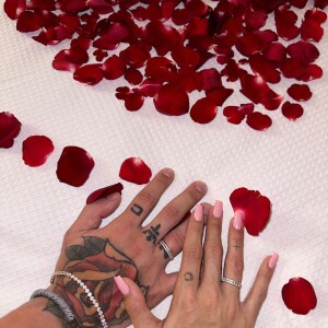 Lincoln Lau e Gabi Martins exibiram aliança de compromisso