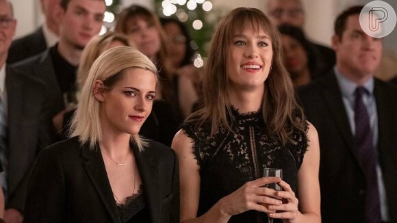 No filme 'Alguém Avisa', Abby (Kristen Stewart) está disposta a pedir Harper (Mackenzie Davis) em casamento no Natal