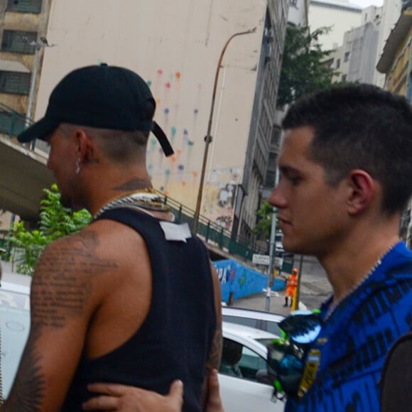 Gabriel Medina deixou a festa acompanhado de uma morena