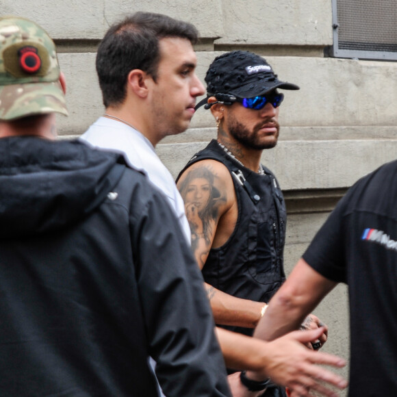 Neymar deixou local escoltado