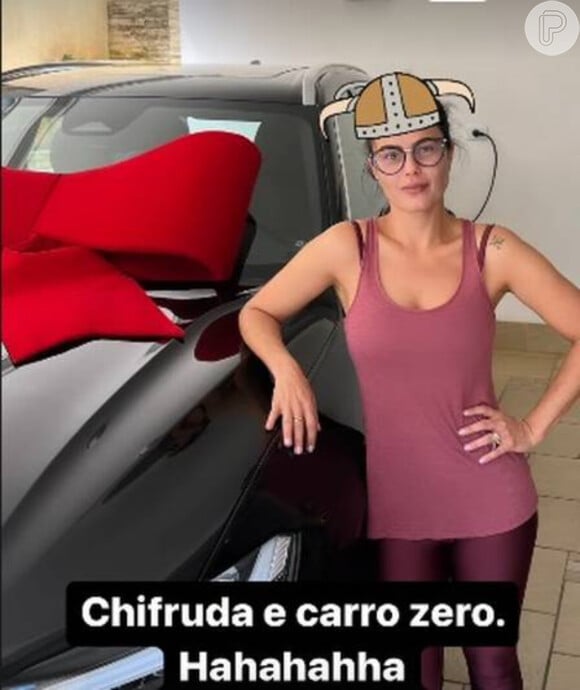 Luciele Camargo postou vídeo ao lado do presente e com uma imagem usando chapéu com chifres