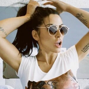 Cleo de topless fake: atriz também posou com a camiseta da marca Ecow em postagem anterior