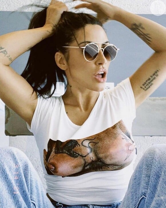 Cleo de topless fake: atriz também posou com a camiseta da marca Ecow em postagem anterior