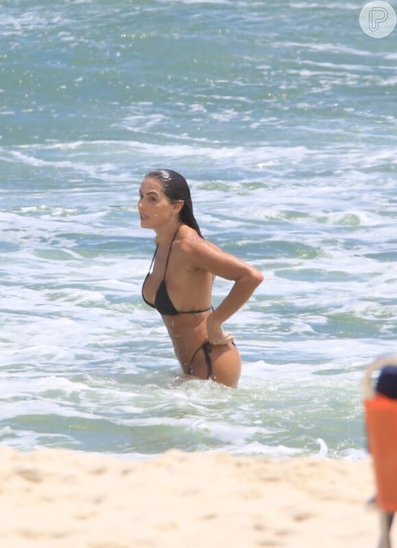 Deborah Secco foi clicada na praia da Barra da Tijuca, Zona Oeste do Rio