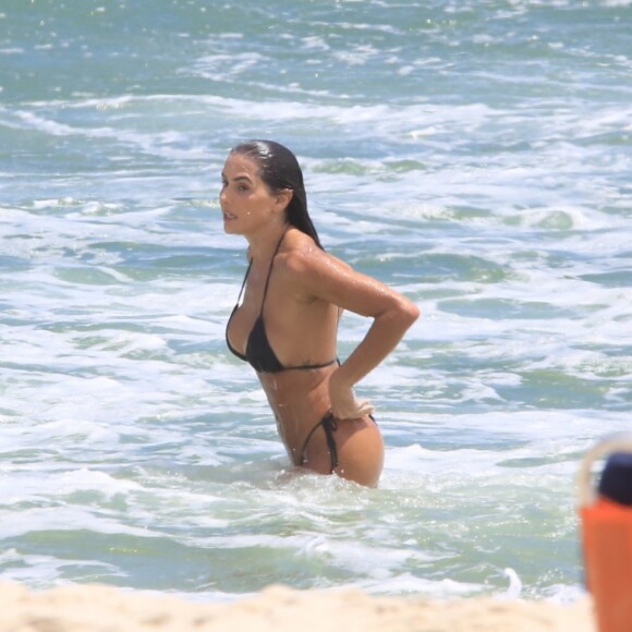 Deborah Secco foi clicada na praia da Barra da Tijuca, Zona Oeste do Rio