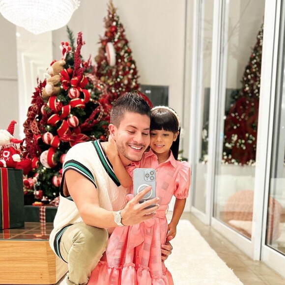 Arthur Aguiar compartilhou o Natal ao lado da filha