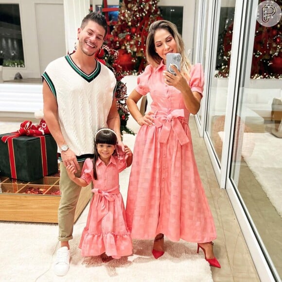 Arthur Aguiar e Maíra Cardi posaram com a filha, Sophia, de 4 anos