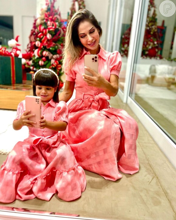 Sophia, filha de Maíra Cardi, combinou look de Natal com a mãe