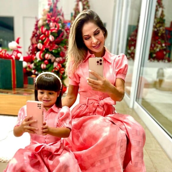 Sophia, filha de Maíra Cardi, combinou look de Natal com a mãe