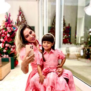 Maíra Cardi foi criticada por causa da presença de Arthur Aguiar em sua casa no Natal