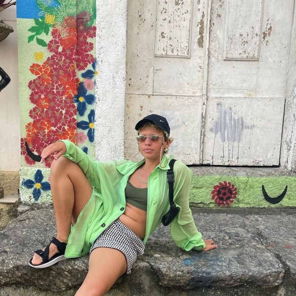 Constantemente os internautas se incomodam com a decisão de Bruna Linzmeyer de manter os pelos no corpo.