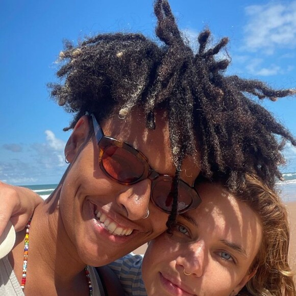 Bruna Linzmeyer namora a DJ Marta Supernova.