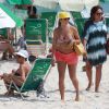 Deborah Secco curtiu dia de praia na Barra da Tijuca, na Zona Oeste do Rio de Janeiro