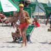 Deborah Secco curtiu praia na Barra da Tijuca, na Zona Oeste do Rio, na companhia da mãe