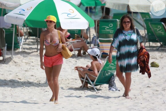 Deborah Secco aproveitou dois dias consecutivos na praia carioca
