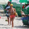 Deborah Secco exibiu seu corpo enxuto em dia de praia no Rio