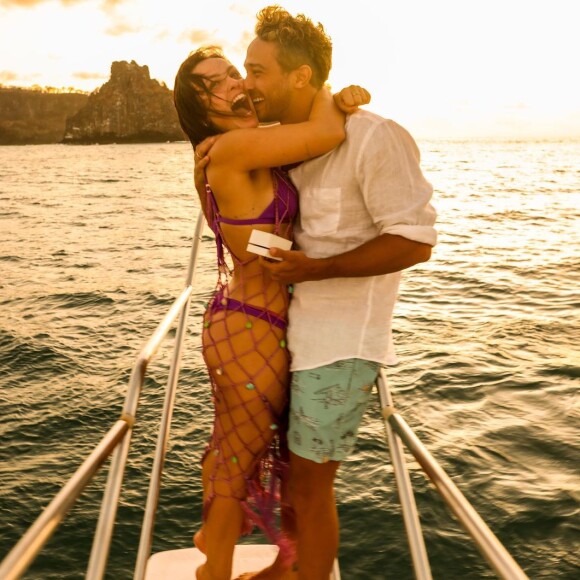 Larissa Manoela e André Luiz Frambach usaram as redes sociais para anunciar que estão noivos