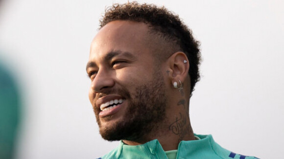 Neymar toma atitude surpreendente ao chamar ex e atual para réveillon em sua casa na França