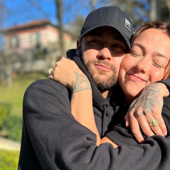 Mãe do filho de Neymar, Carol Dantas está hospedada na casa do jogador em Paris