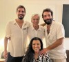Humberto Carrão e Thales Junqueira posaram juntos com Caetano Veloso e Regina Casé e atriz foi chamada de 'nossa cupida'