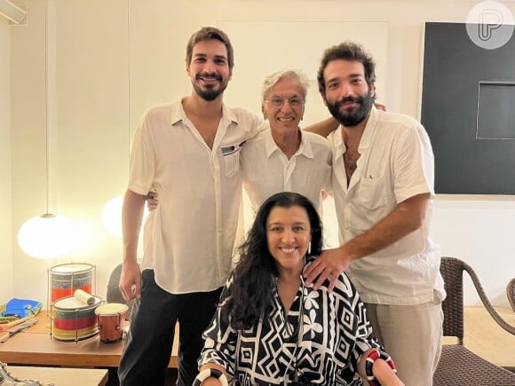 Humberto Carrão e Thales Junqueira posaram juntos com Caetano Veloso e Regina Casé e atriz foi chamada de 'nossa cupida'