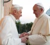 Papa Emérito Bento XVI renunciou em fevereiro de 2013 e deu lugar ao Papa Francisco