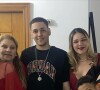 Simony havia surgido com os quatro filhos, a mãe, e o marido, Felipe Rodriguez em foto do Natal 2022
