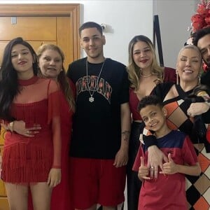 Simony havia surgido com os quatro filhos, a mãe, e o marido, Felipe Rodriguez em foto do Natal 2022