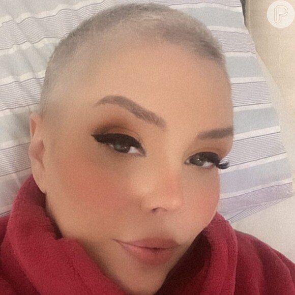 Simony teve a cabeça raspada por um dos filhos ao iniciar tratamento contra o câncer