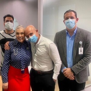 Simony ao lado da equipe médica que lhe acompanhou em tratamento contra o câncer
