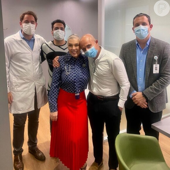 Simony ao lado da equipe médica que lhe acompanhou em tratamento contra o câncer