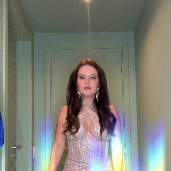 Mariana Bridi elegeu um look prateado para primeiro ano novo solteira