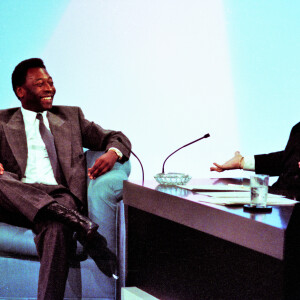 Pelé dá entrevista a Jô Soares em agosto de 1989 no programa do humorista ao SBT
