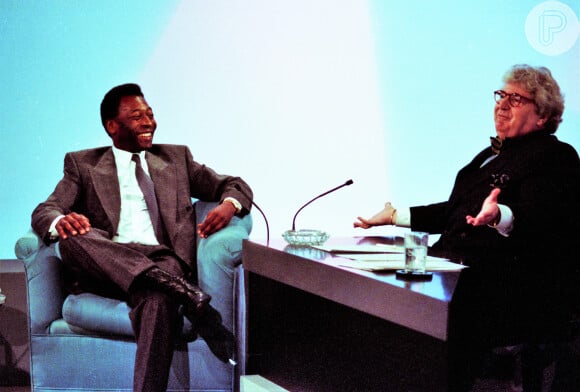 Pelé dá entrevista a Jô Soares em agosto de 1989 no programa do humorista ao SBT