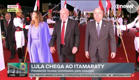 Nos pés, Janja usou uma sandália vermelha, combinando com a gravata de Lula