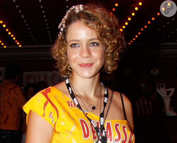 No Carnaval de 2011, Leandra Leal estava usando os fios loiros cacheados e na altura do queixo