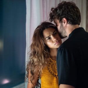 Ari (Chay Suede) lembra a Talita (Dandara Mariana) seu início de namoro com Chiara (Jade Picon) na novela 'Travessia': ' Aquela fase foi dura... a Brisa (Lucy Alves) desaparecida...'