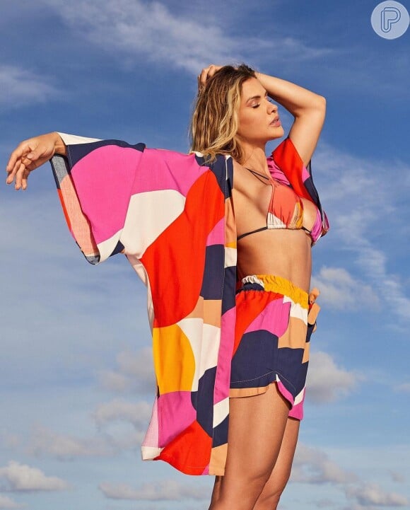 A moda praia de Andressa Suita é rica em cores vibrantes e peças estilosas
