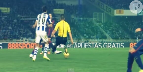 Neymar tentata roubar bola de um adversário e acabou dando uma rasteira acidental no juiz da partida do Barcelona contra o Real Sociedad