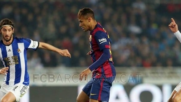 Neymar dá 'rasteira' acidental em árbitro em partida do Barcelona