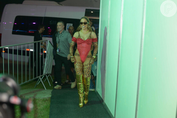 Anitta fez show de ensaio de seu bloco de Carnaval