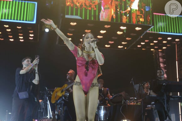 Anitta lotou o Centro de Convenções de Salvador em ensaio de carnaval